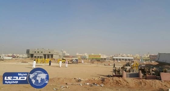 بالفيديو.. بلدي الرياض يشرف  على إزالة التعديات في حي الرمال
