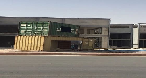 بالصور.. إزالة غرف متنقلة وضعت على الرصيف بحي النخيل