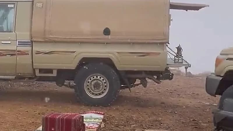 بالفيديو.. الثلوج تتساقط على جبل اللوز بتبوك وسط أجواءً ساحرة