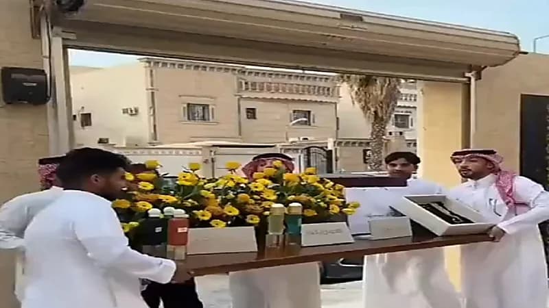 غازي الذيابي يفاجئ خالد الشيباني بهدايا فرحا بقدوم مولوده.. فيديو