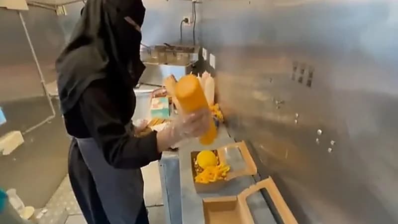 بالفيديو.. مواطنة تدير مطبخا صغيرًا مع عائلتها يصل دخله شهريا لـ40 ألف ريال