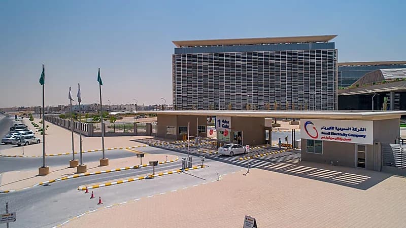 شاهد.. فني كهرباء يباشر الصيانة الدورية بين " السماء والأرض" بجازان