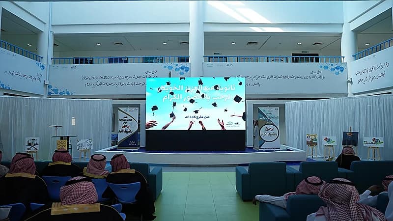 ثانوية عبدالعزيز الخويطر تحتفل بتخريج طلابها.. صور