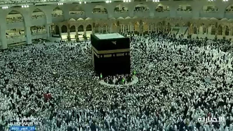 بالفيديو.. أفواج عظيمة من المعتمرون يؤدون مناسكهم بحركة انسيابية في صحن الطواف