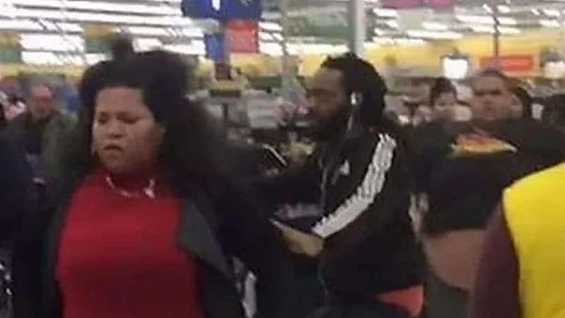 سيدات يتعاركن بأسلحة بيضاء في أحد المحلات التجارية