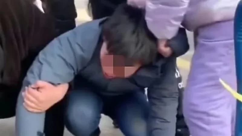 إجبار رجل على أكل فضلات القطط