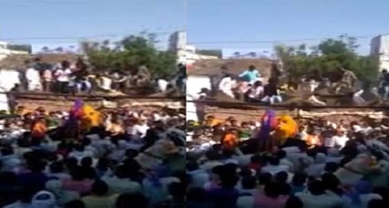 بالفيديو.. انهيار سقف بقرويين اعتلوا سطحه لمشاهدة مهرجان شعبي