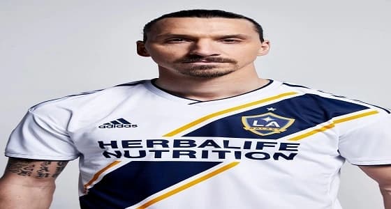 تفاصيل تنازل إبراهيموفيتش عن راتب خيالي مقابل الانضمام لجالكسي