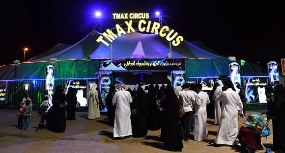 بالصور.. عجلة موت وطيور ظلام بسيرك وكوميديا مهرجان أبها للتسوق