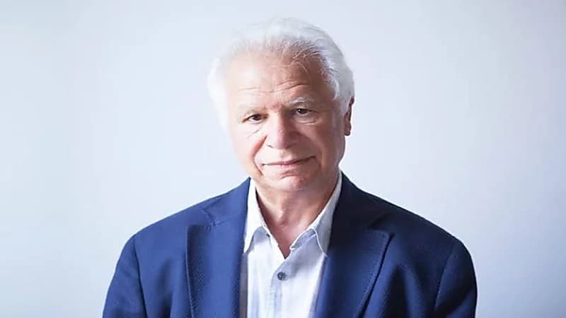 وفاة الشاعر الفلسطيني مريد البرغوثي