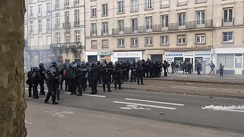 فيديو..اشتعال الاحتجاجات في فرنسا اعتراضا على رفع سن التقاعد