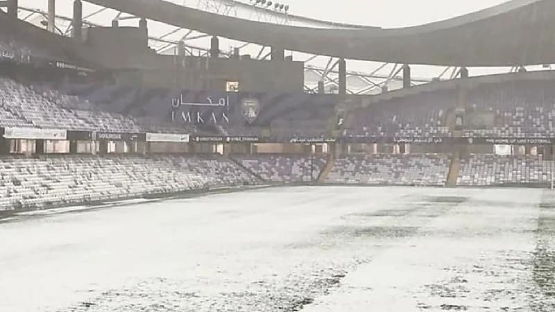 الثلوج تخفي معالم استاد هزاع بن زايد .. فيديو