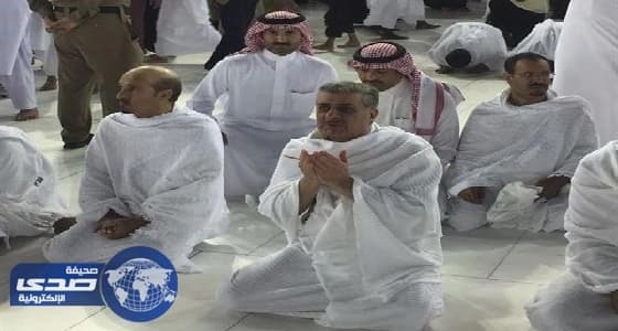 بالصور.. أمير تبوك يؤدي مناسك العمرة دون حراسة