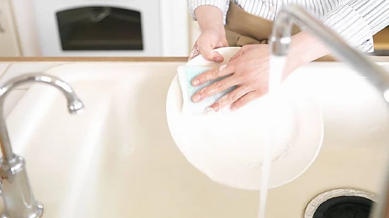 محكمة تلزم رجل بدفع تعويض لطليقته عن الأعمال المنزلية