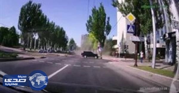 بالفيديو.. انقلاب سيارة إسعاف بعد اصطدامها بأخرى جيب