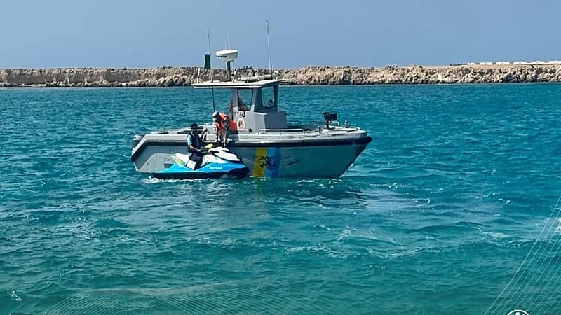 إنقاذ مواطن تعطلت واسطته البحرية في عرض البحر