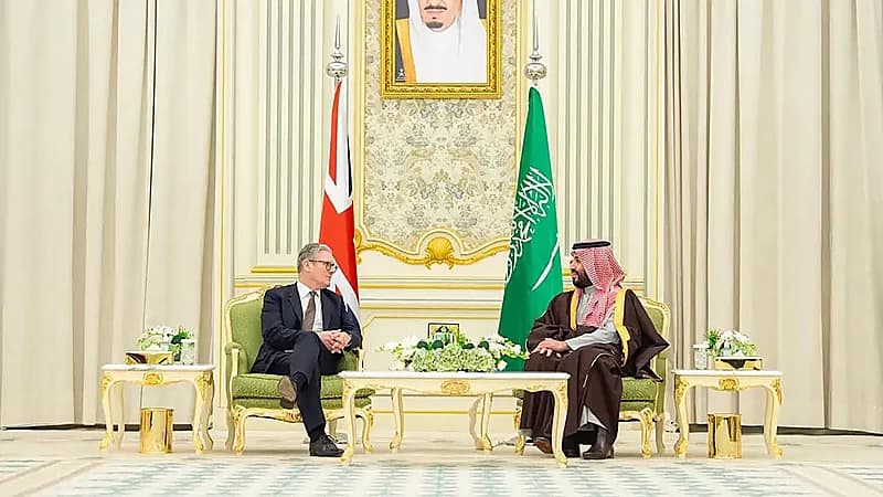 ولي العهد يعقد لقاءً موسعًا مع رئيس الوزراء البريطاني .. صور