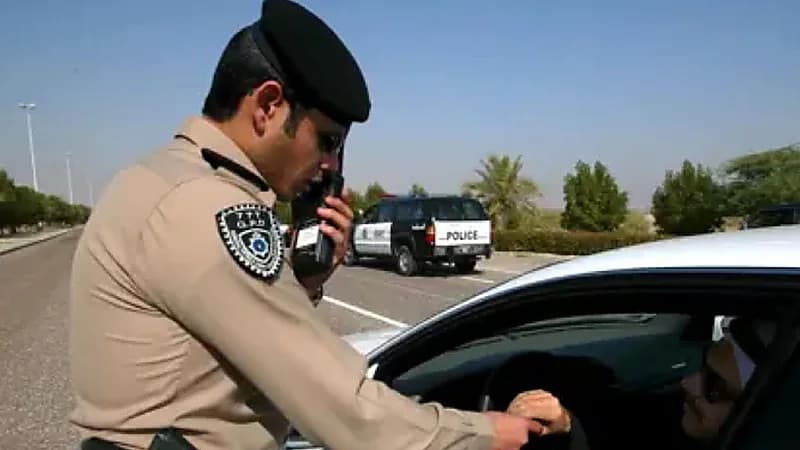 سائق متهور يدهس ضابطا كويتيا حاول إيقافه .. فيديو