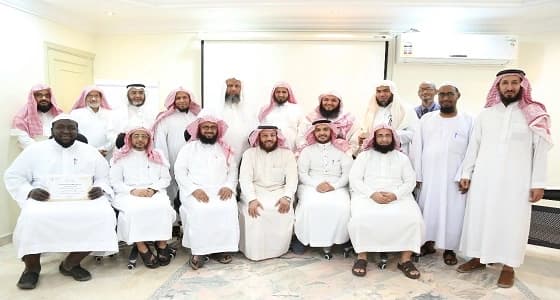 بالصور.. " خيركم " تعلم لغة الإشارة لمشرفي ومعلمي حلقات القرآن بجدة