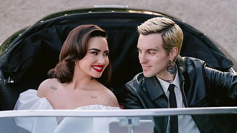 مغنية أمريكية شهيرة تحتفل بزفافها بحضور المقربين.. صور