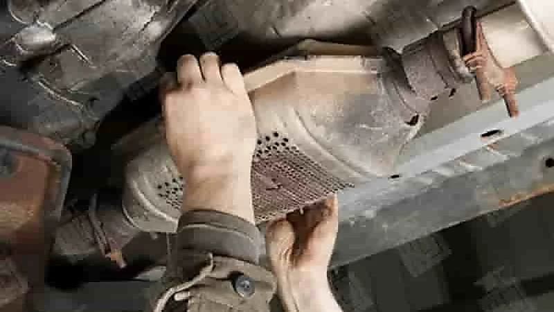 خطوات تنظيف البوابة وعلبة البيئة في السيارة