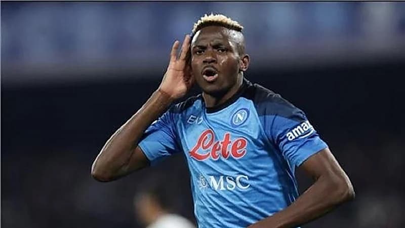 رئيس نابولي يُعلن بقاء أوسيمين في النادي