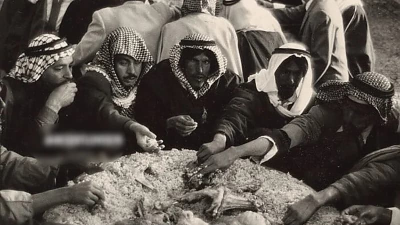 صورة تاريخية توثق أجواء وليمة سعودية قبل 60 عامًا