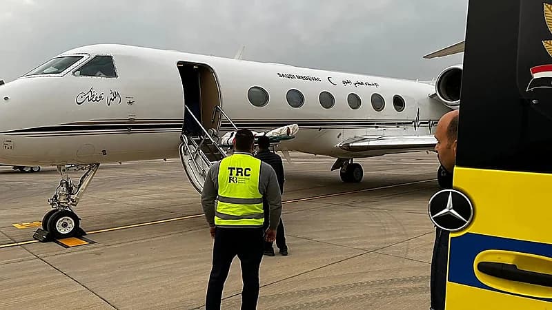 الإخلاء الطبي لمواطن حالته حرجة من مصر.. صور