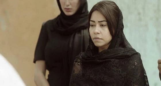 شيرين عبدالوهاب تكسر هاتف صحفية صورت عزاء والدها