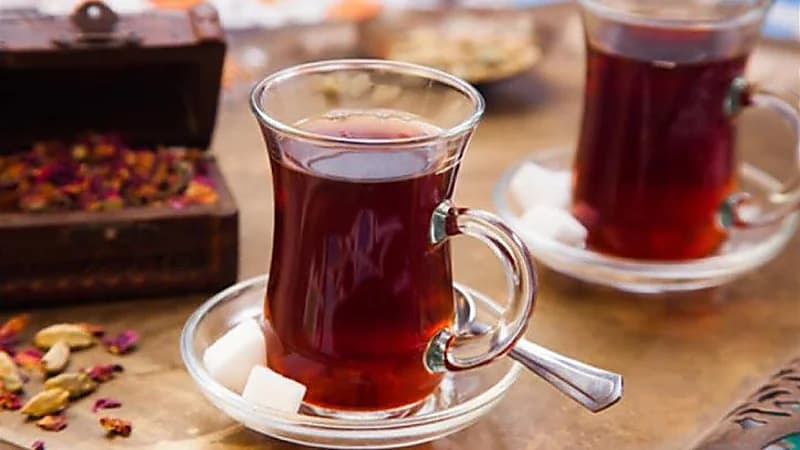 "دراسة" تؤكد أن مَن يشربون الشاي بانتظام أقل عرضةً للإصابة بأمراض القلب