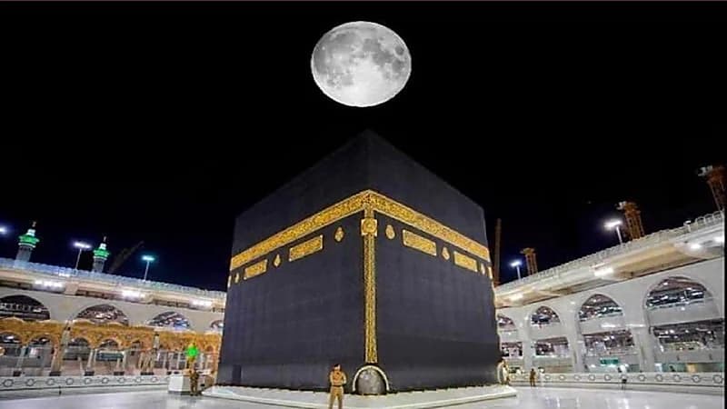 القمر يتعامد على الكعبة المشرفة