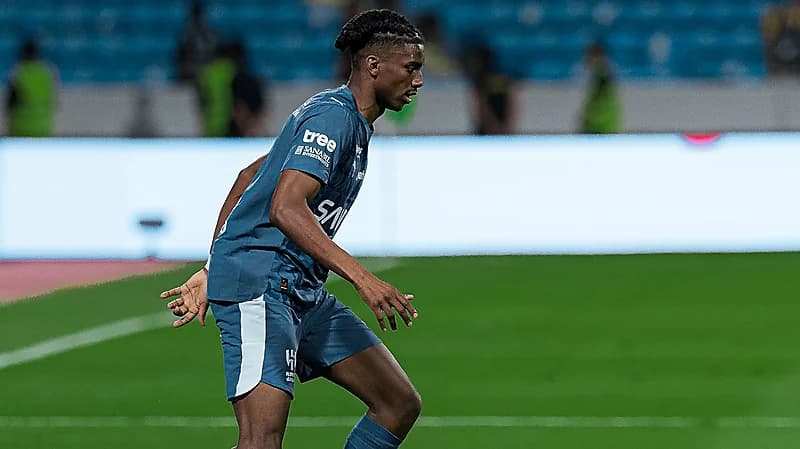 فهد العتيبي يمازح نجم الهلال ويشبهه بجناح ميلان لياو .. فيديو
