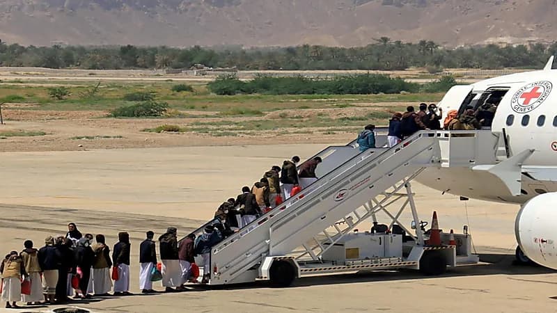 بالفيديو.. بدء عملية تبادل الأسرى بين الحكومة اليمنية والحوثيين