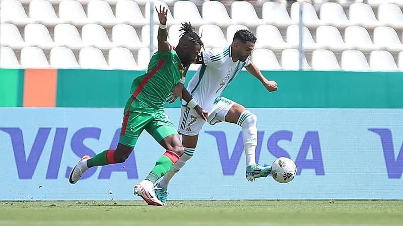 رياض محرز: كل الأشخاص الذين يبقون خلف هواتفهم لانستمع إليهم