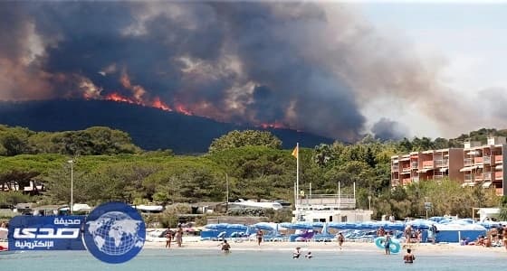بالصور.. مئات الفرنسيين يهربون إلى الشواطئ بعد اندلاع حرائق