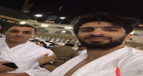 " العكايشي " و " الأنصاري " يؤديان مناسك العمرة