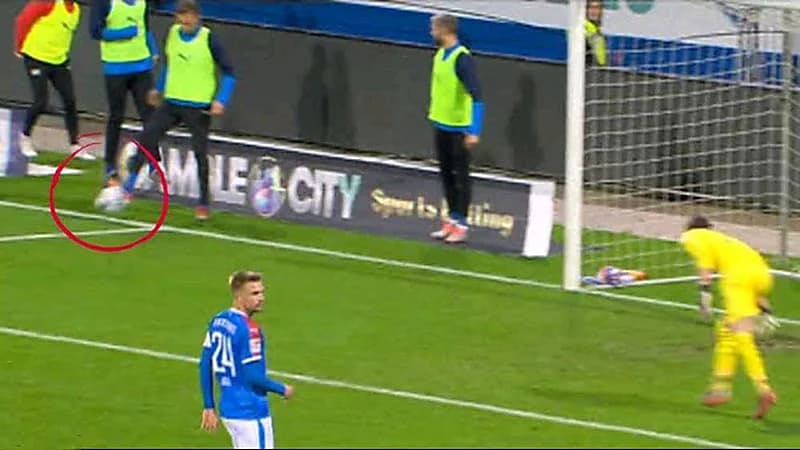 بالفيديو.. حكم يعاقب فريق بضربة جزاء بسبب لاعب على دكة البدلاء