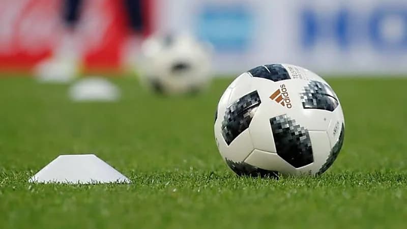 سبب اختيار اللونين الأبيض والأسود في كرة القدم الاعتيادية