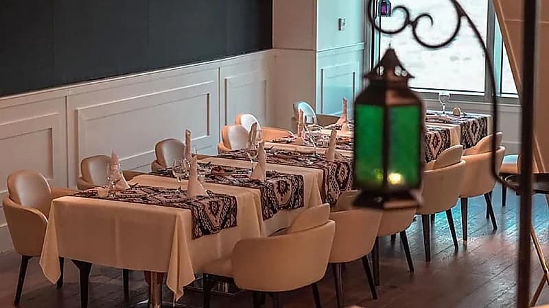 كاتب يطالب بفتح المطاعم في نهار رمضان: نصف النساء لن تصوم لأسباب صحية