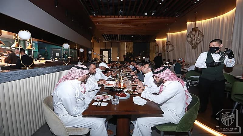بالفيديو والصور.. لاعبي الاتحاد في ضيافة "رومارينهو" على العشاء
