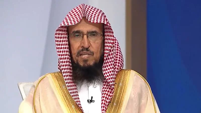 يوسف بن سعيد يوضح حكم الصلاة في الملابس التي تحتوي على صور .. فيديو