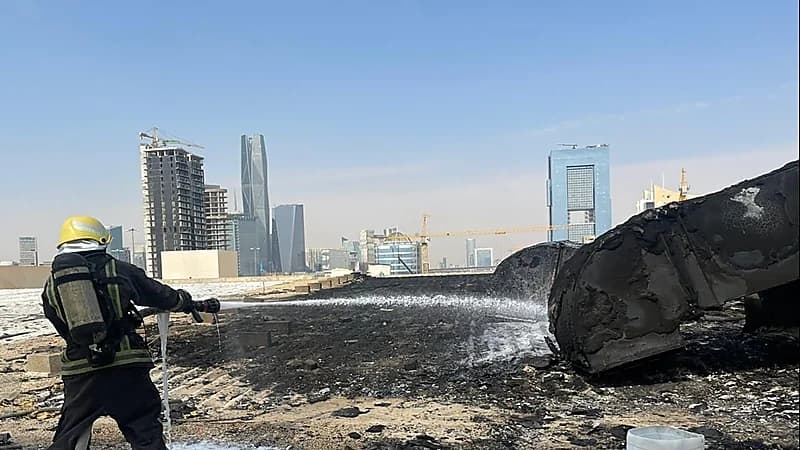 بالفيديو والصور.. اندلاع حريق هائل في مبنى تجاري بالرياض