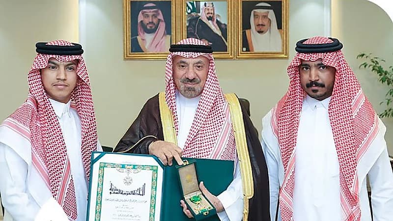 أمير نجران يسلّم شاب وسام الملك عبدالعزيز لتبرعه بإحدى كليتيه لشقيقه