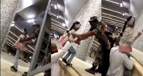 بالفيديو.. استمرارًا لجهودهم المتواصلة.. رجل أمن يساعد طفلة في رمي الجمرات