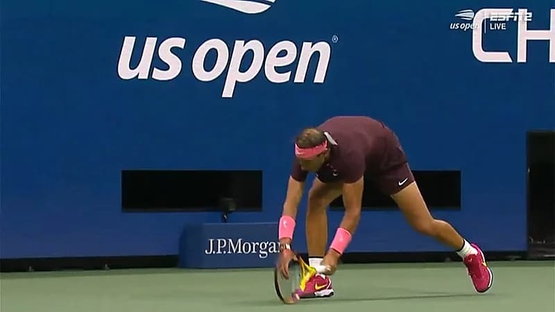 شاهد.. لاعب تنس يتسبب في إصابة قوية لنفسه