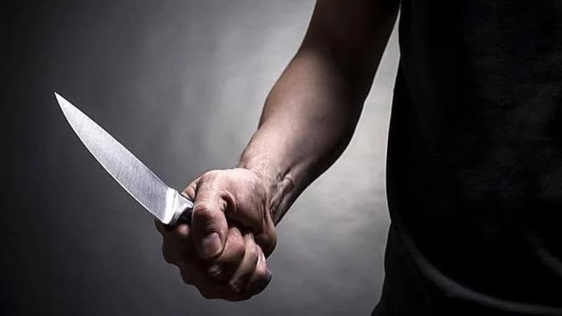 مؤذن يتعرض للطعن أمام المسجد بسبب التحرش بفتاة