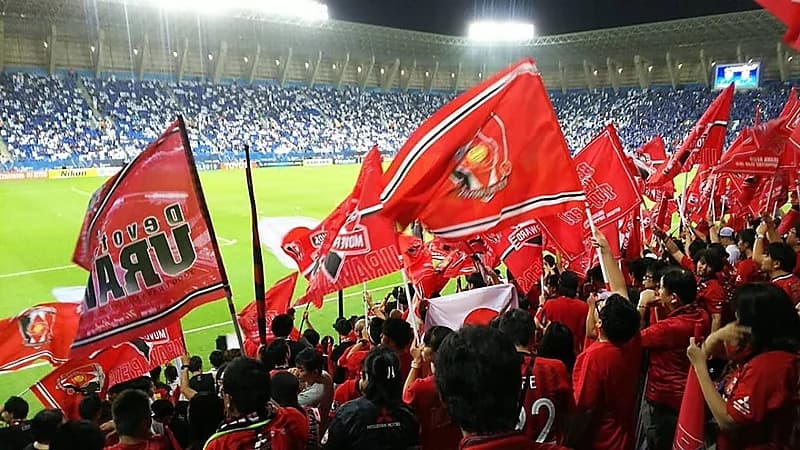 جماهير أوراوا الياباني تطالب بكأس العالم للأندية .. صورة