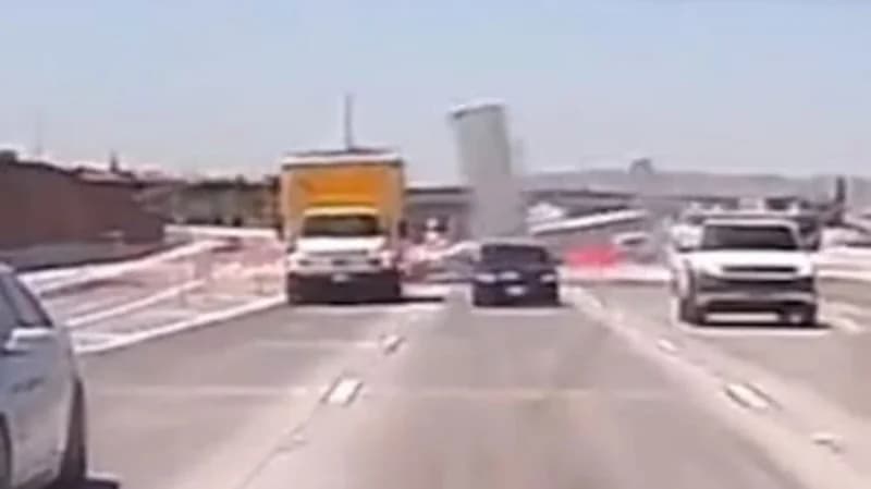 بالفيديو.. لحظة تحطم طائرة صغيرة على طريق سريع بكاليفورنيا