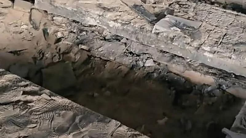 نبش قبر حافظ الأسد ونقل رفاته إلى جهة مجهولة.. فيديو وصور