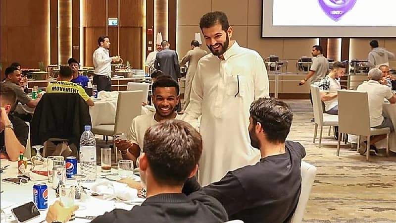 "فهدبن نافل" يقيم مأدبة غداء لنجوم الهلال بعد خسارتهم أمام النصر